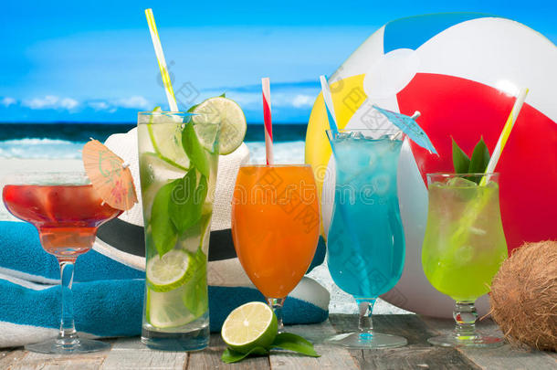 夏假期向指已提到的人海滨海滩.热带的鸡尾酒
