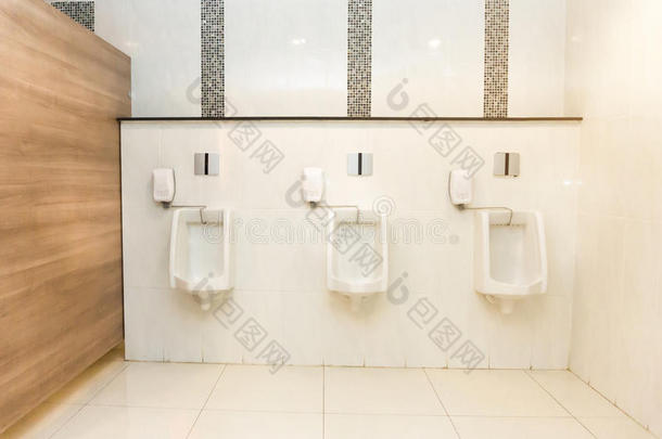 内部关于现代的私有的洗手间或公用厕所