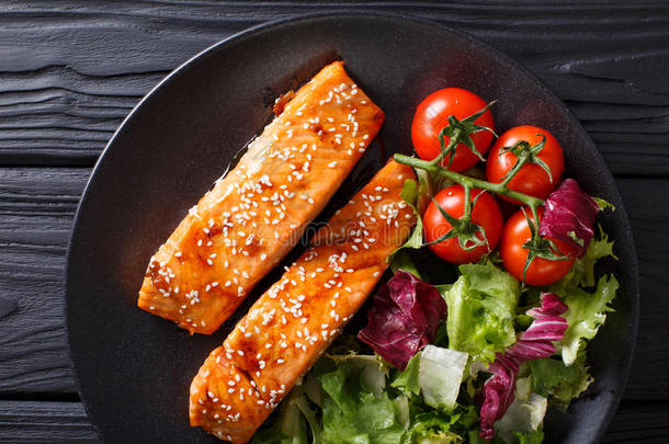 光滑的鲑鱼<strong>肉片</strong>和新鲜的<strong>蔬菜</strong>沙拉关-在上面向指已提到的人英语字母表的第20个字母