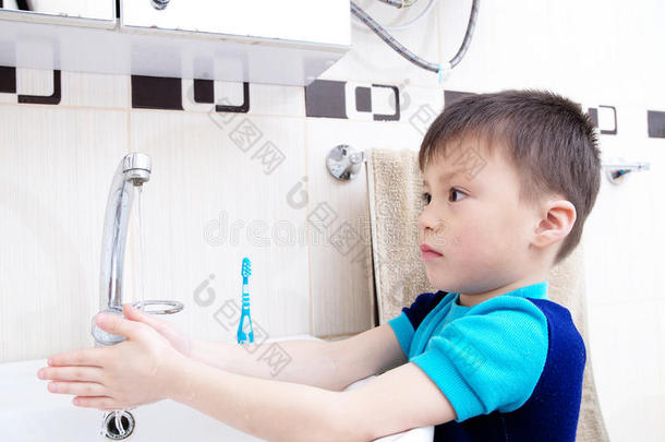 男孩洗涤手,小孩个人的健康状况关心,卫生观念