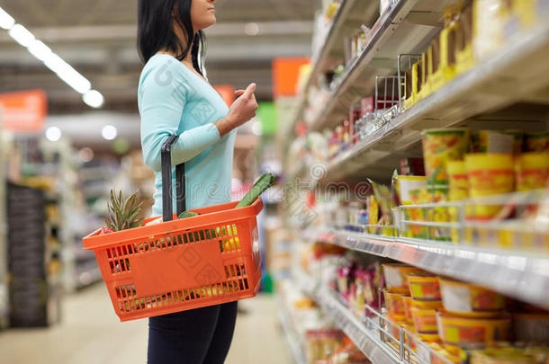女人和食物篮在食品杂货店或超级市场