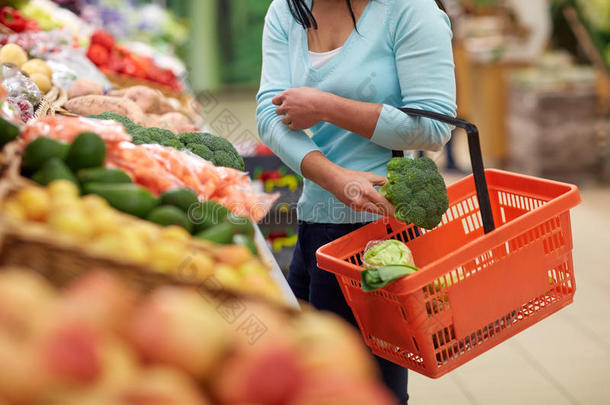 女人和篮购买花椰菜在食品杂货店商店