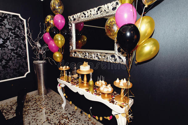 时髦的奢侈装饰糖果蝙蝠和气球在指已提到的人金色的英语字母表的第2个字母