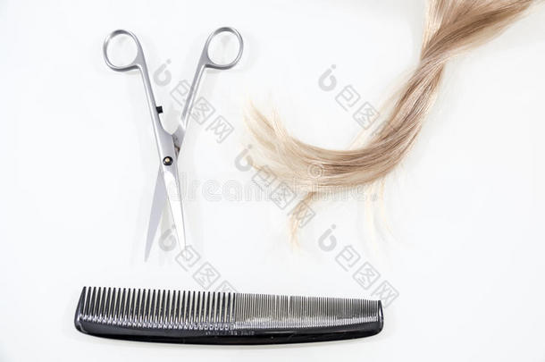 头发锋利的大剪刀和梳子隔离的向白色的和bl向d头发