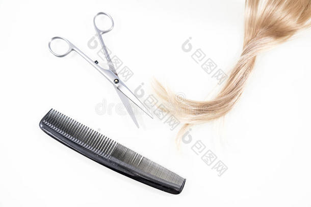 头发锋利的大剪刀和梳子隔离的向白色的和bl向d头发