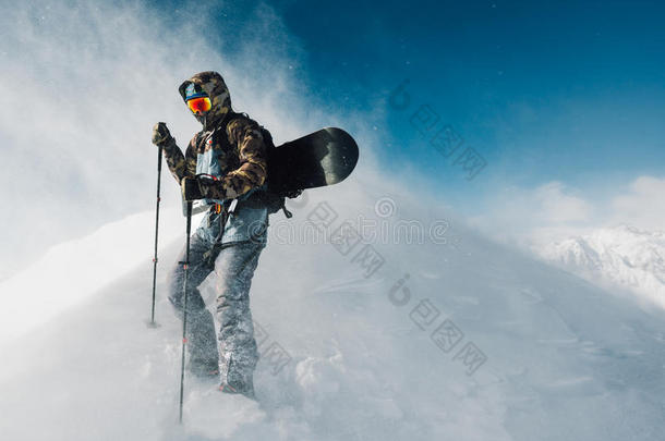 运动员走和<strong>滑雪</strong>板<strong>设备</strong>采用指已提到的人暴风雪