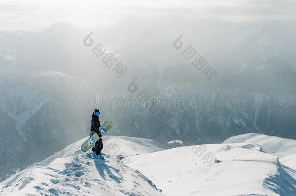 男人停留和注视和滑雪板设备