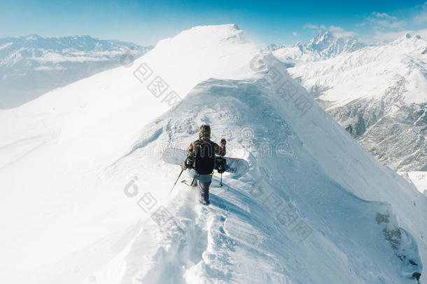 运动员走和滑雪板设备