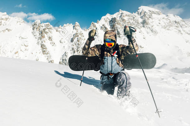 运动员走和失败和滑雪板设备