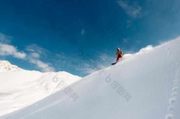 雪山飞魂是（be的三单形式骑马从雪小山