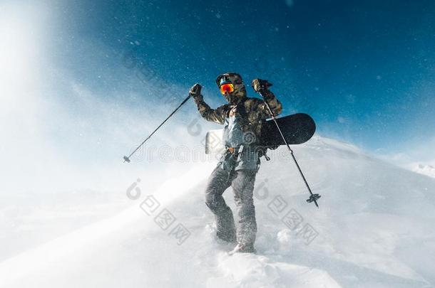 运动员走和<strong>滑雪</strong>板<strong>设备</strong>采用指已提到的人暴风雪