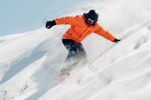 雪山飞魂是（be的三单形式骑马从雪小山