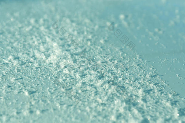 雪向青色t向ed金属汽车表面和污迹影响.
