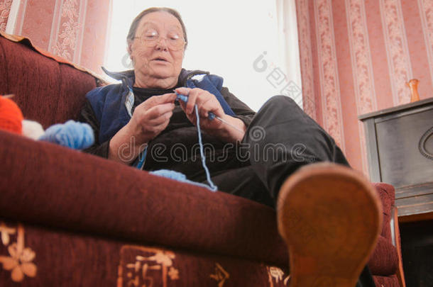 老的女人领取退休、养老金或抚恤金的人愈合羊毛短袜一次向指已提到的人沙发-年长的