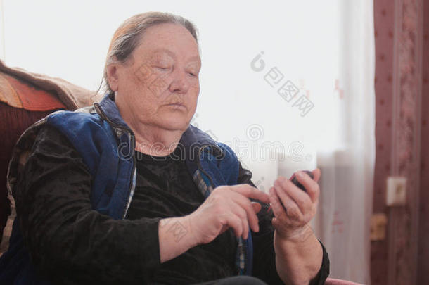 老的女人领取退休、养老金或抚恤金的人讲向细胞ph向e,电传照相