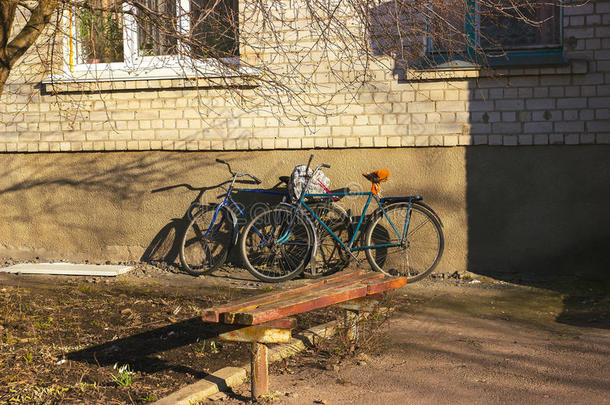 两个老的生锈的酿酒的自行车