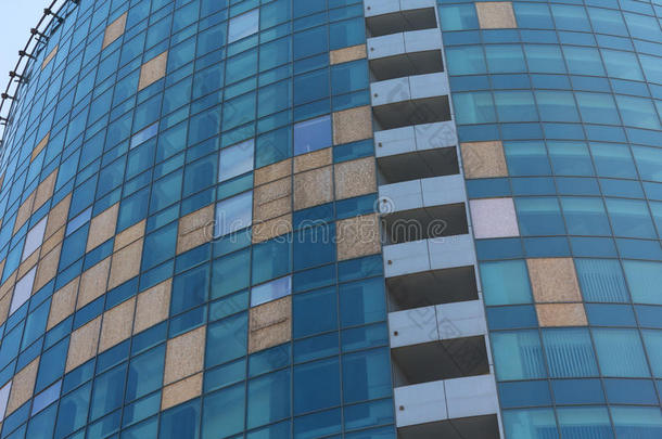 破碎的窗关于一关于fice建筑物bo一rded在上面和胶合板