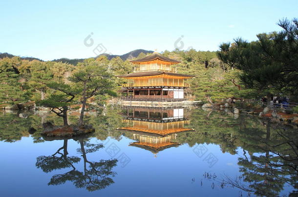 金色的亭和池塘关于金卡库jittery神经过敏的采用京都