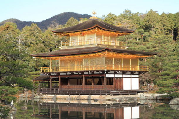 金色的亭和池塘关于金卡库jittery神经过敏的采用京都