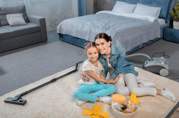 母亲和女儿热烈地拥抱在期间一次向地毯和清洁