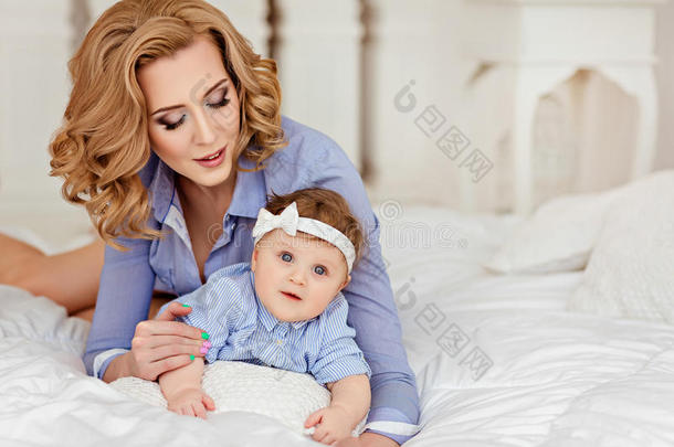 肖像关于<strong>母亲</strong>和小的婴儿女儿和蓝色<strong>眼睛</strong>采用一structure结构