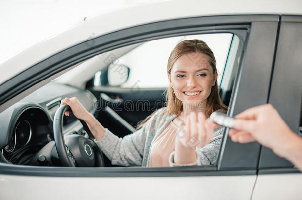 人礼物汽车钥匙向女人一次采用汽车