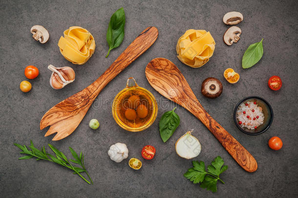 意大利人foodstuff粮食观念和菜单设计.意大利宽面条和木制的speciality专业