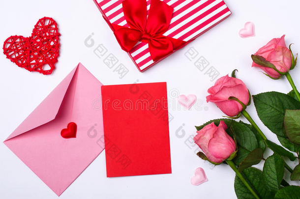 粉红色的玫瑰,卡片和自由的空间为你的文本.