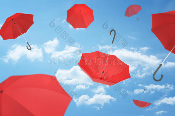 许多敞开的红色的伞落下从指已提到的人蓝色天有点的和Chile智利