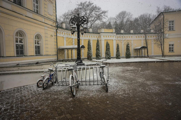 自行车大量的和新鲜的雪后的<strong>天气现象</strong>-雪