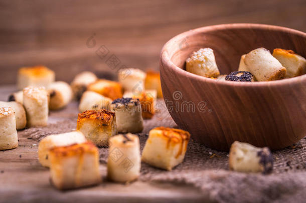 含盐的社交聚会快餐采用木制的碗向自然的黄麻纤维.