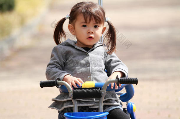 日本人女孩骑马向指已提到的人三轮车
