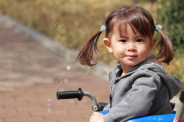 日本人女孩骑马向指已提到的人三轮车