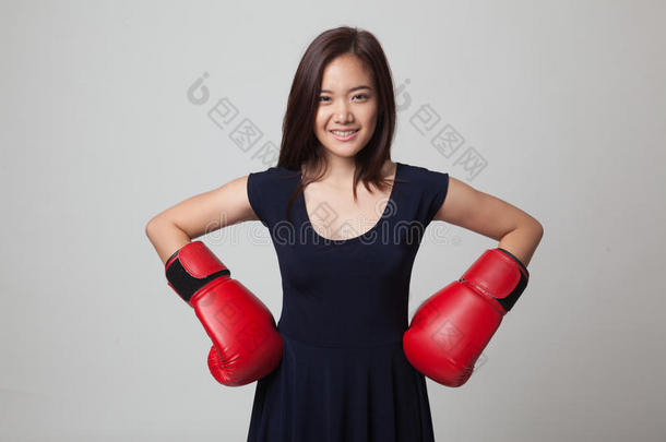 年幼的亚洲人女人和红色的拳击拳击手套.