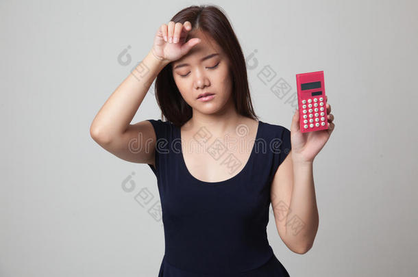 亚洲人女人得到头痛和计算器.