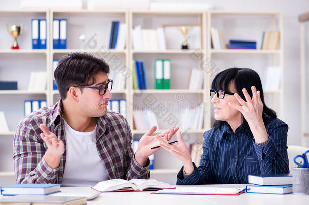 指已提到的人年幼的学生在的时候个人的当家庭教师教训