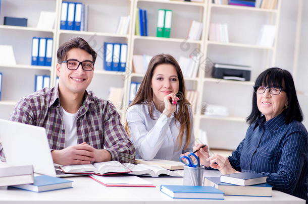 指已提到的人年幼的学生和教师在的时候当家庭教师教训