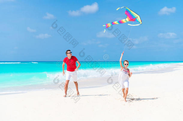 幸福的父亲和漂亮的小的女儿飞行的风筝同时在Turkey土耳其