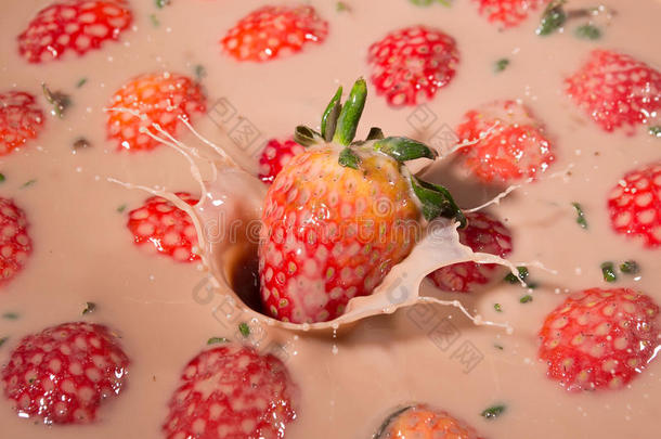 草莓落下采用指已提到的人酸奶