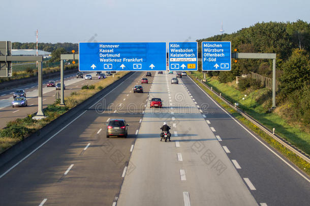 德国的公路采用法兰克福香肠,德国的y