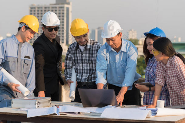 组关于工程师和建筑师讨论在一建筑物地点