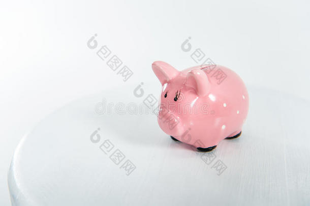 粉红色的小猪银行起立向白色的和复制品空间