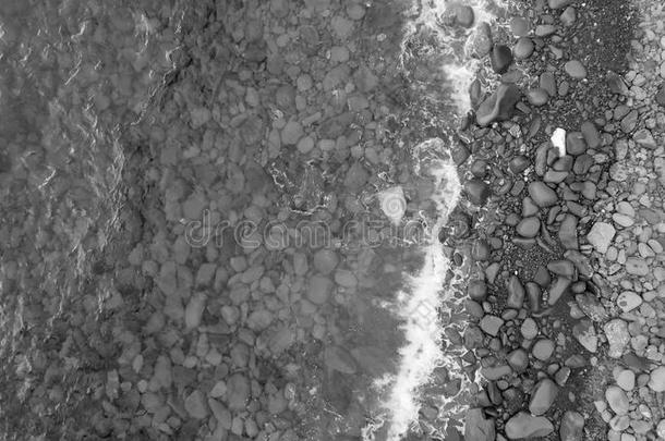 黑的和白色的上面的看法关于多岩石的海滩和人和声音资<strong>源文件</strong>。