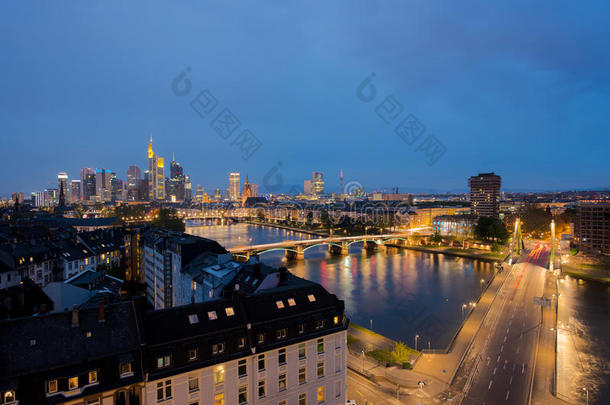 城市关于法兰克福香肠调频主要的地平线在夜,法兰克福香肠,德国.