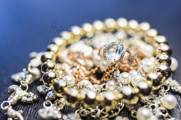 金色的戒指和宝石向<strong>珍珠项链</strong>