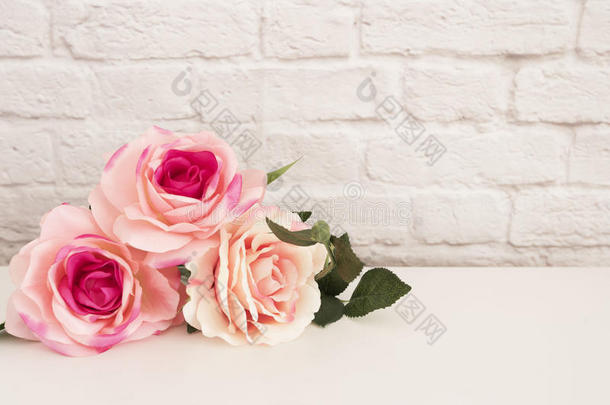 粉红色的玫瑰愚弄在上面.具花柱的股份摄影.花的具花柱的墙