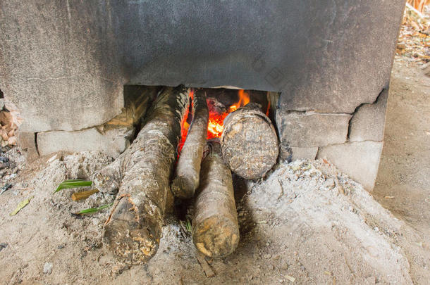 木柴络腮胡子,意大利薄饼烘焙采用一敞开的木柴烤箱,火缅甸人