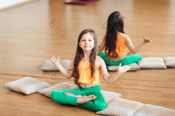小的女孩<strong>做瑜伽</strong>,肖像关于一漂亮的小的<strong>微笑</strong>的女孩英语字母表的第16个字母