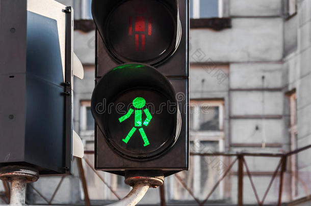 绿色的光向十字路口大街交通光s
