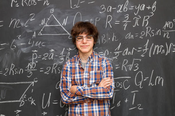 男孩和黑板满的和数学公式